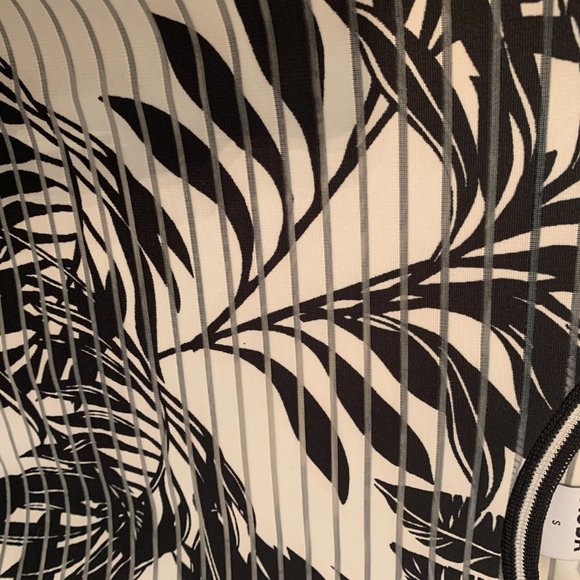 Vero Moda Cropped Tee - Picture 2 of 2